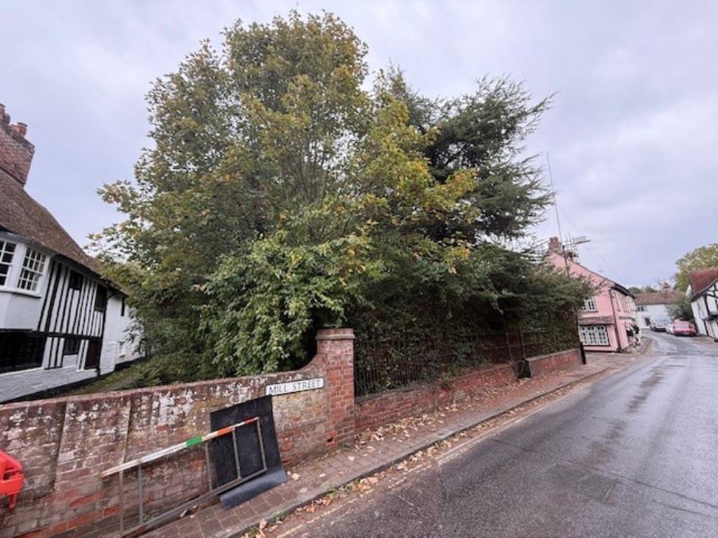 Lot: 75 - FREEHOLD PLOT OF LAND IN SUFFOLK VILLAGE - Side view showing road and path